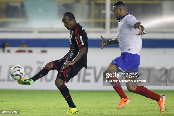Alecsandro of Flamengo batle for de ball eith Tite of Bahia during the match between Flamengo and Bahia as part of Brazilian Series A 2014 at Claudio...