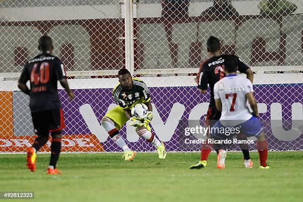 Felipe goalkeeper of Flamengo batle for de ball eith of Bahia during the match between Flamengo and Bahia as part of Brazilian Series A 2014 at...