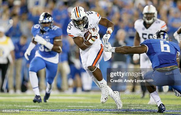 Peyton Barber of the Auburn Tigers runs with the ball against the Kentucky Wildcats at Commonwealth Stadium on October 15, 2015 in Lexington,...