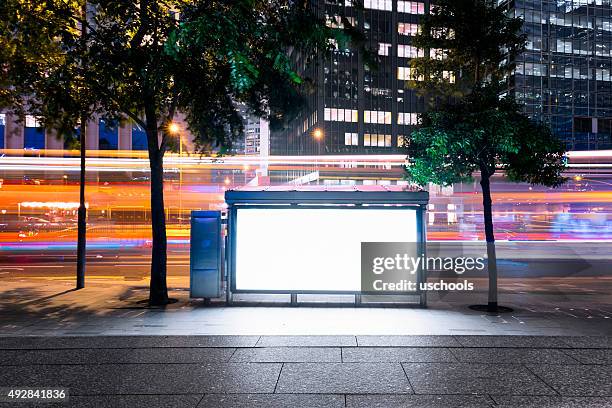 valla publicitaria con moderno edificio de la ciudad de fondo - señal comercial fotografías e imágenes de stock