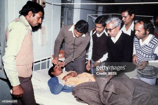 Blinded victim of the Bhopal tragedy receives first aid from doctors at Bhopal's hospital on December 04, 1984 after a poison gas leak from the Union...