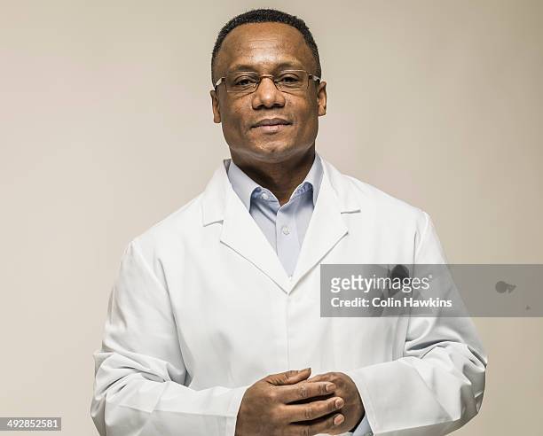 black male in laboratory coat - sólo hombres maduros fotografías e imágenes de stock
