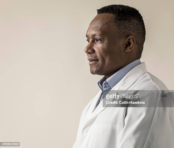 black male in laboratory coat - vista laterale foto e immagini stock