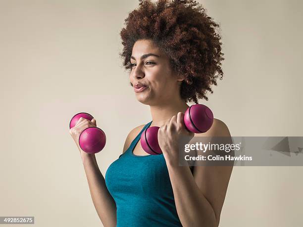 young black female excercising with weights - mancuerna fotografías e imágenes de stock