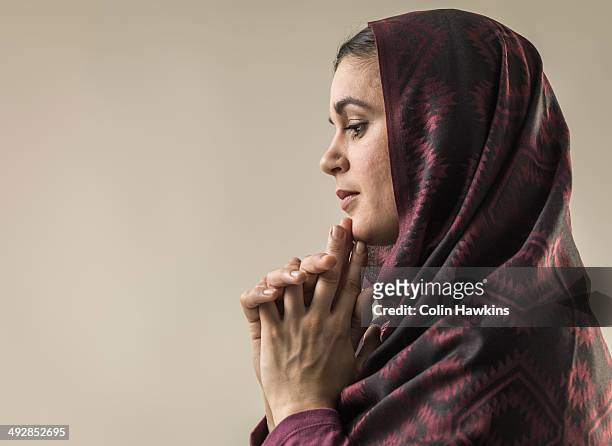 portrait of young woman wearing hijab head scarf - velo foto e immagini stock