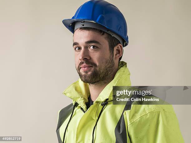 man wearing safety helmet - work helmet 個照片及圖片檔