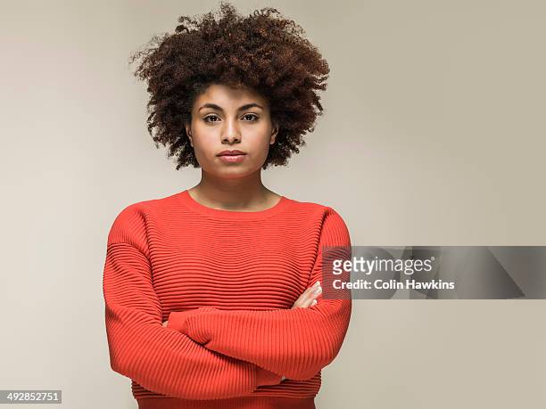 portrait of young black female - braços cruzados imagens e fotografias de stock