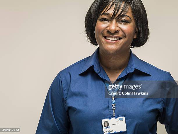 black woman wearing work identity lanyard - black shirt 個照片及圖片檔