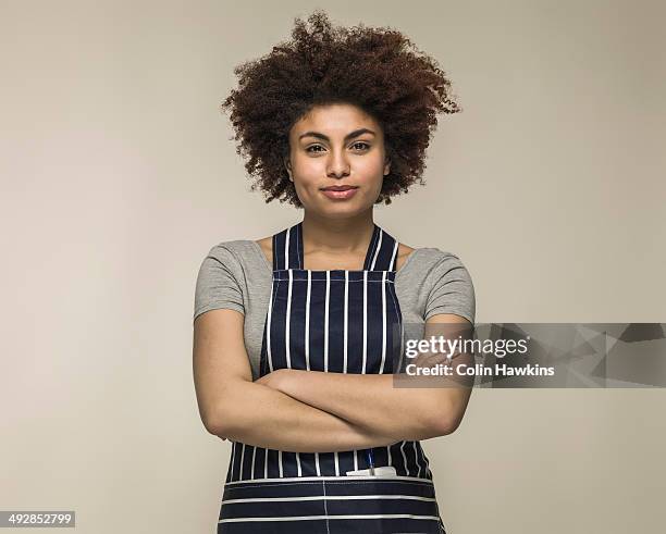 young black woman wearing apron - apron stockfoto's en -beelden