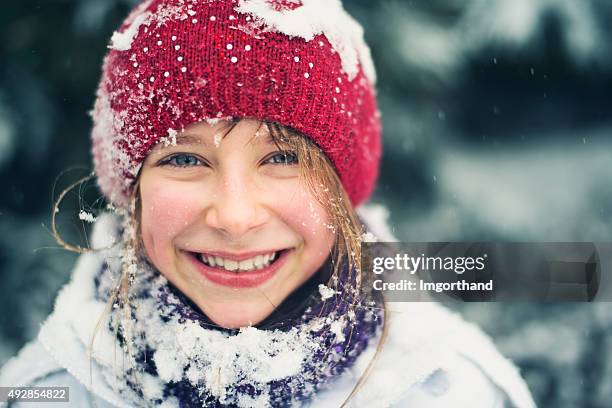 winter-porträt von einem kleinen mädchen lachen - face snow stock-fotos und bilder