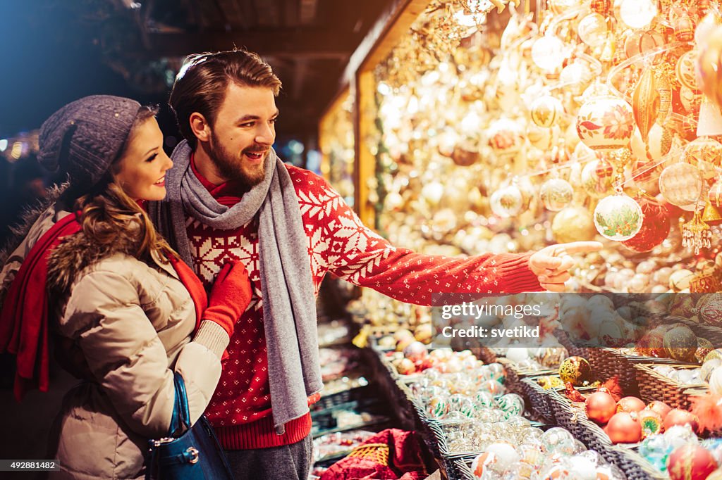 Paar Einkaufen in der Weihnachtsmarkt.