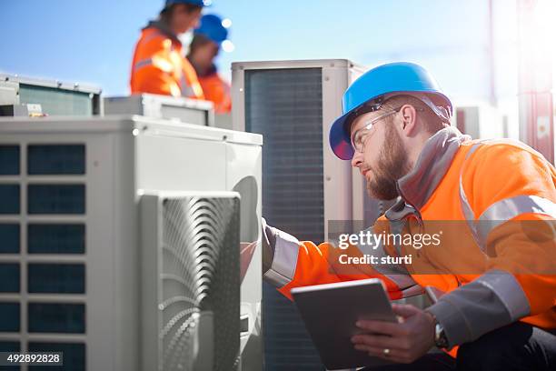 ingeniero de aire acondicionado - aire acondicionado fotografías e imágenes de stock