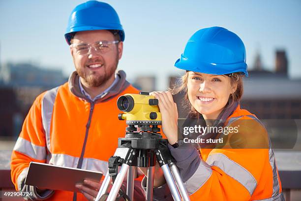 tirocinante surveyor - geometra foto e immagini stock