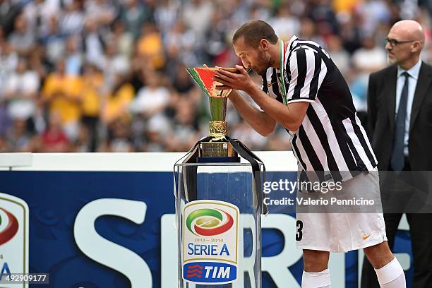 Giorgio Chiellini of Juventus FC kisses Serie A trophy at the end of the Serie A match between Juventus and Cagliari Calcio at Juventus Arena on May...