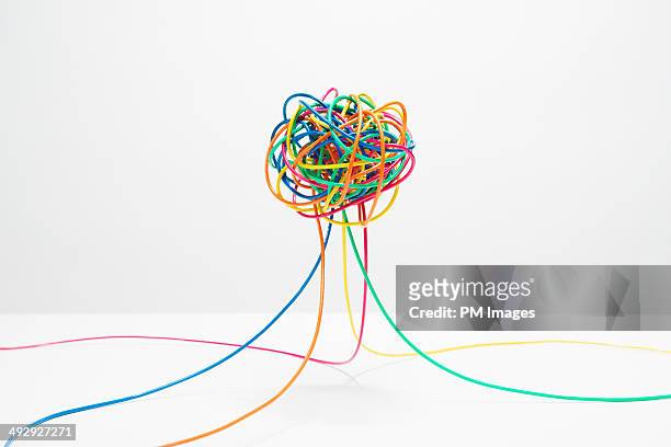 tangle of multi colored wire - confused 個照片及圖片檔