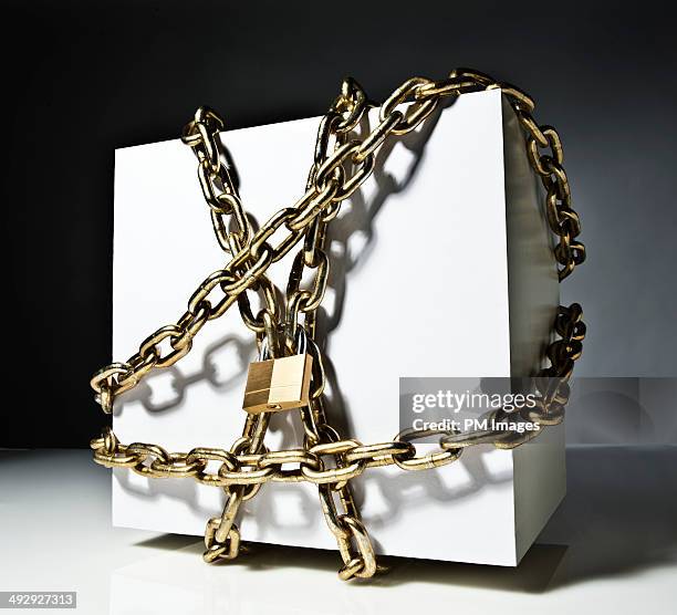 locked box - chain stock-fotos und bilder