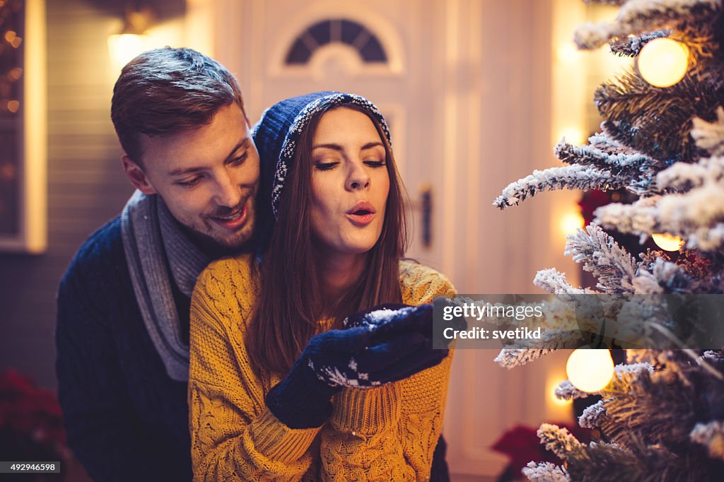 Casal tendo diversão ao ar livre.