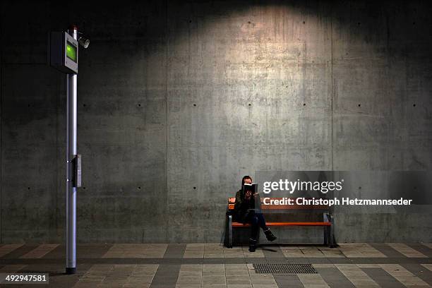 bus stop - überkreuzte beine stock-fotos und bilder