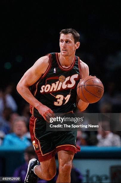 Brent Barry of the Seattle SuperSonics drives the ball upcourt during the game against the Charlotte Hornetson February 28, 2000 at Charlotte...