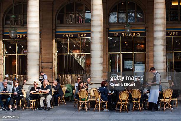 street cafe in paris - bar paris stockfoto's en -beelden