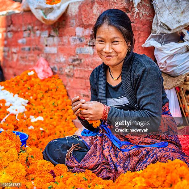 nepali woman selling flowers on durbar square in kathmandu - asia lady selling flower stockfoto's en -beelden