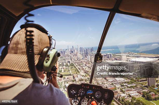 pilote d'hélicoptère au-dessus de la ville de chicago - hélicoptère ville photos et images de collection
