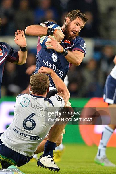 Bordeaux-Begles' New Zealand flanker Hugh Chalmers vies with Agen's French flanker Remi Vaquin during the French Top 14 rugby union match between...