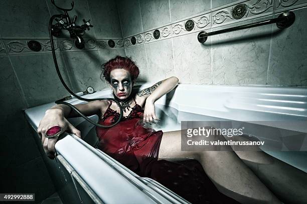 halloween theme.scary fille dans la salle de bains. - young goth girls photos et images de collection