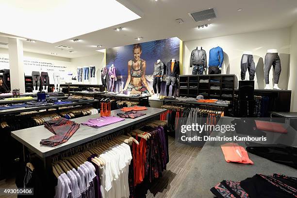 Kate Hudson opens a new Fabletics Boutique at Bridgewater Commons Mall on October 16, 2015 in Bridgewater, New Jersey.