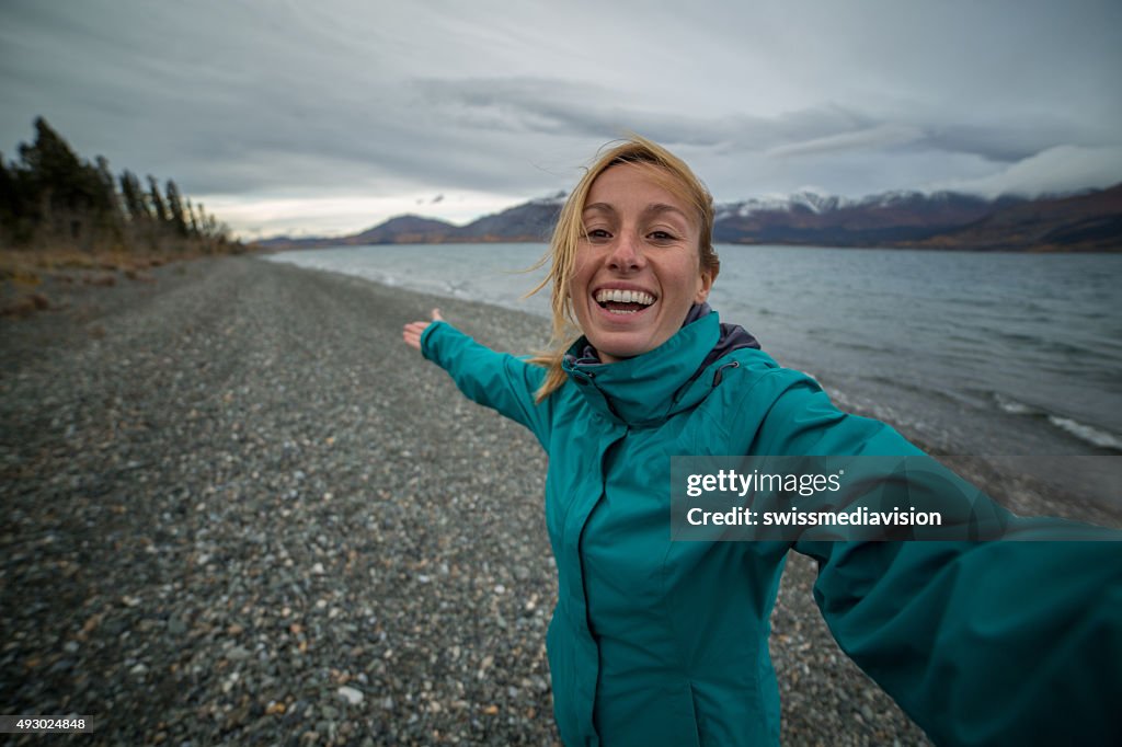 Fröhliche Frau Reisen in Kanada ist selfie-Porträt in der Nähe von lake