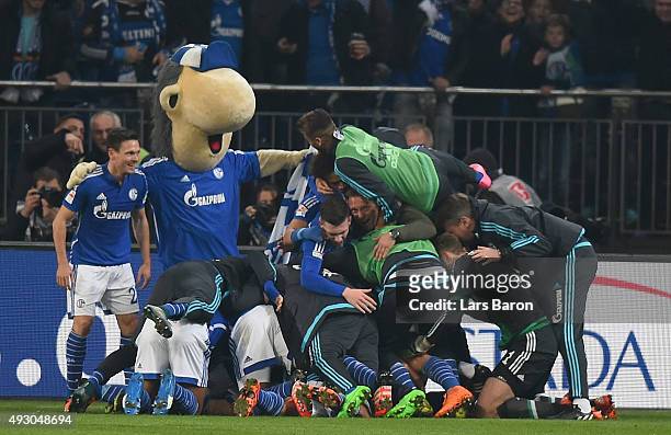 Max Meyer of Schalke celebrates with head coach Andre Breitenreiter and team mates after scoring his teams second goal during the Bundesliga match...