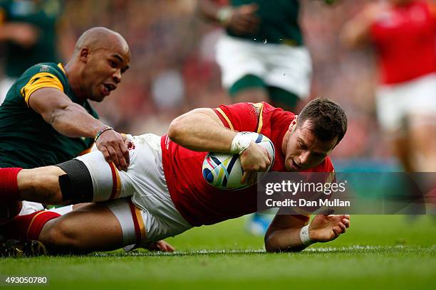 Gareth Davies of Wales scores the opening try for Wales challenged by JP Pietersen of South Africa during the 2015 Rugby World Cup Quarter Final...