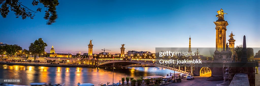 Panorama der Alexandre III-Brücke in Paris bei Sonnenuntergang