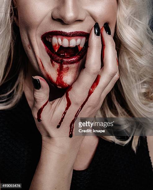 frau vampir mit scary halloween, blut - vampir stock-fotos und bilder