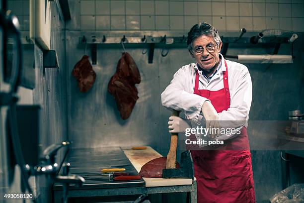 portrait of a butcher - slagerij stockfoto's en -beelden