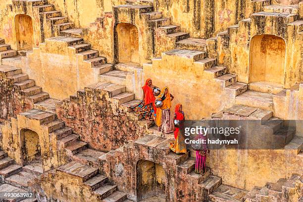 indian women carrying water from stepwell near jaipur - prime minister of india stockfoto's en -beelden