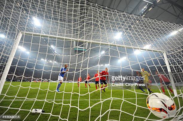 Max Meyer of FC Schalke 04 scores the 2:1 during the game between Schalke 04 and Hertha BSC on October 17, 2015 in Gelsenkirchen, Germany.