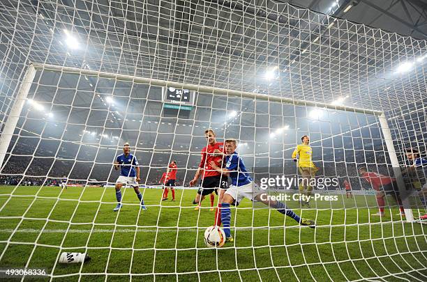 Max Meyer of FC Schalke 04 scores the 2:1 during the game between Schalke 04 and Hertha BSC on October 17, 2015 in Gelsenkirchen, Germany.