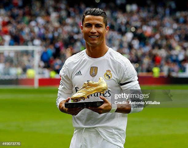 Cristiano Ronaldo of Real Madrid poses with his Golden Shoe award during the La Liga match between Real Madrid CF and Levante UD at Estadio Santiago...