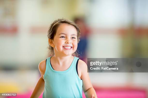 adorable petite fille course dans la salle de sport - 4 5 ans photos et images de collection