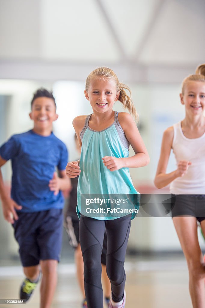 Kinder Laufen in der Schule