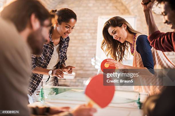 inicio equipo divirtiéndose mientras juegan al tenis de mesa. - table tennis fotografías e imágenes de stock