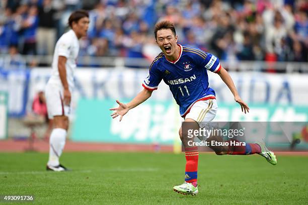 Manabu Saito of Yokohama F.Marinos celebrates scoring his team's second goal during the J.League match between Yokohama F.Marinos and Vissel Kobe at...