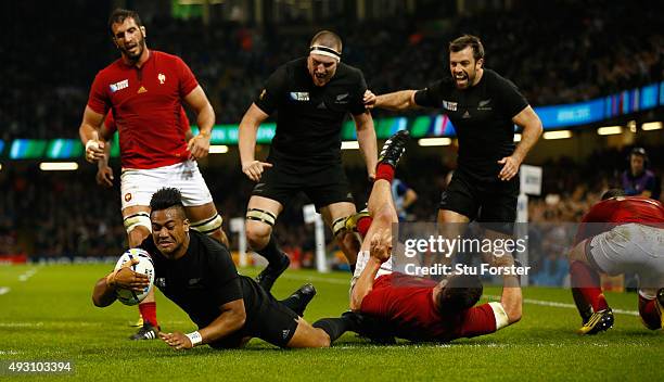 Julian Savea of the New Zealand All Blacks scores his second try, his team's fourth try, during the 2015 Rugby World Cup Quarter Final match between...