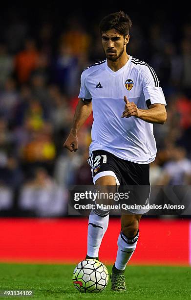 Andre Gomes of Valencia runs with the ball during the La Liga match between Valencia CF and Malaga CF at Estadi de Mestalla on October 17, 2015 in...