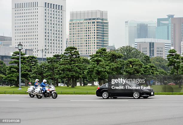 parata di automobili a tokyo - motorcade foto e immagini stock