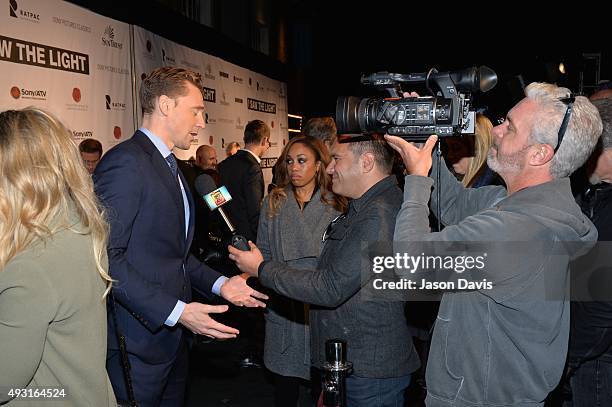 Actress Tom Hiddleston arrives at the "I Saw The Light" Nashville premiere at The Belcourt Theatre on October 17, 2015 in Nashville, Tennessee.