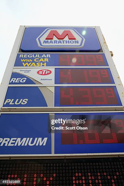 Sign marks the location of a Marathon gas station on May 22, 2014 in Chicago, Illinois. Marathon Petroleum Corp. Has agreed to purchase Hess gasoline...