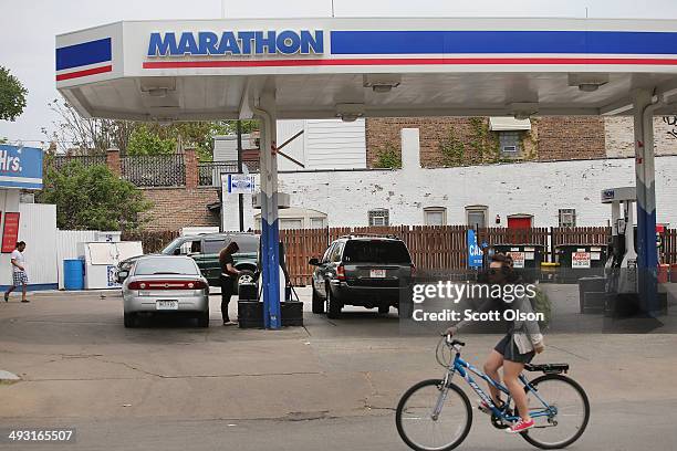 Customers purchase gasoline at a Marathon gas station on May 22, 2014 in Chicago, Illinois. Marathon Petroleum Corp. Has agreed to purchase Hess...