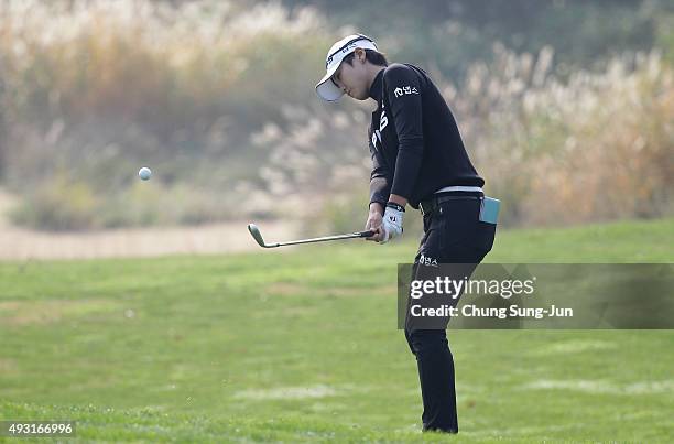 Sung-Hyun Park of South Korea plays shot on the 1st hole during round four of the LPGA KEB HanaBank on October 18, 2015 in Incheon, South Korea.